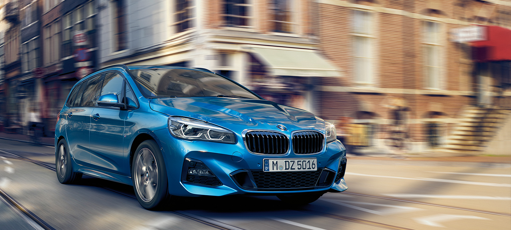 BMW 2 Serie Gran Tourer F46 Facelift 2018 Estoril Blau metallic driekwart vooraanzicht rijdend