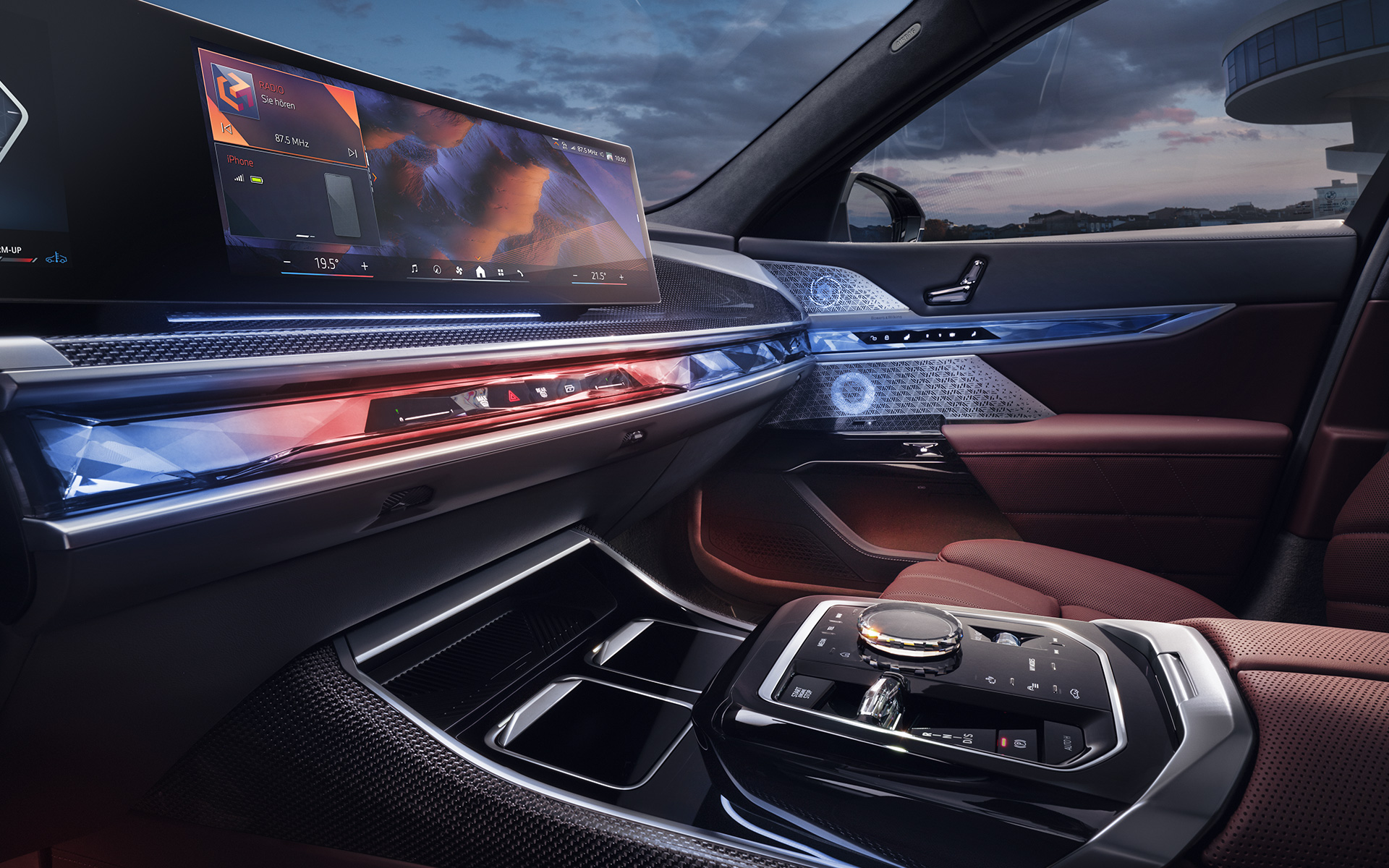 BMW 7 Serie Sedan G70 ICE 740i M Sportpakket interieur voorin met glasapplicatie 'CraftedClarity’ en Curved Display