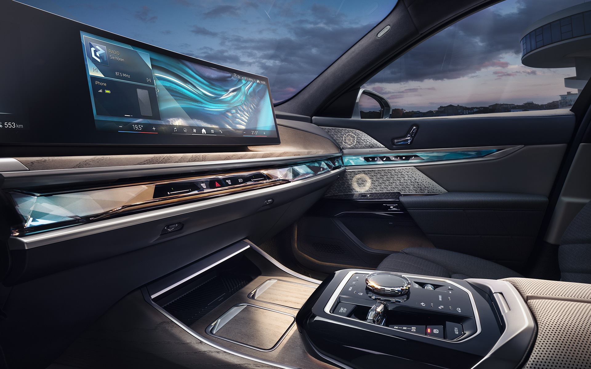 Dashboard en BMW Interaction Bar verlichte touch-bedieningselement BMW i7 Sedan G70 interieur